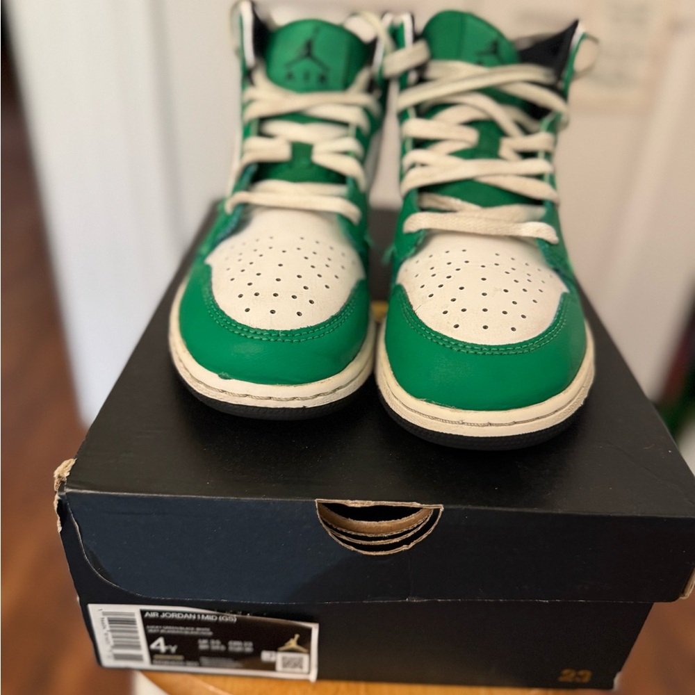 Air Jordan 1 MID Youth size 4